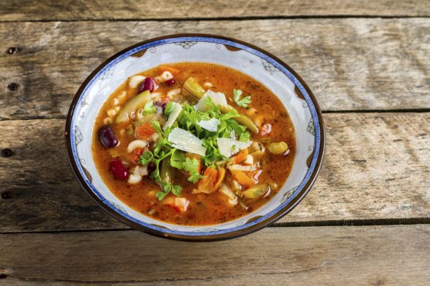 Minestrone, sopa italiana de legumes com macarrão