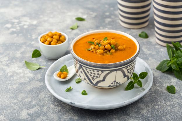 Sopa de tomate e grão de bico