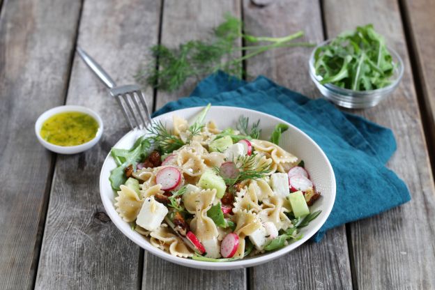 Salada fresca de Farfalle com molho picante de limão e endro