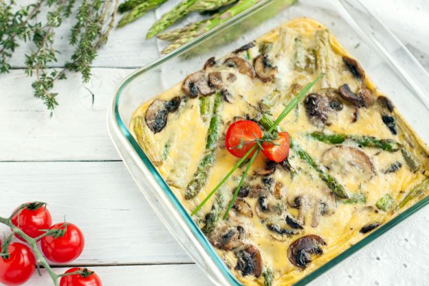 Omelete de espargos e cogumelos assados no forno