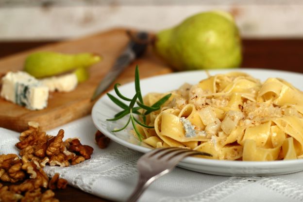 Tagliatelle com pera, noz e queijo azul