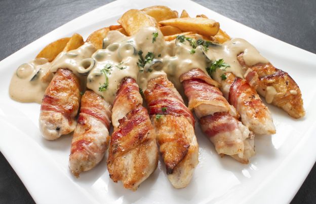 Palitos de frango e bacon com molho de gorgonzola