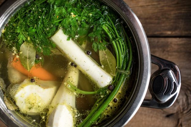 utilize um caldo de legumes para fazer um molho vegano