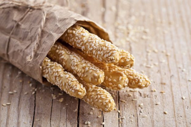 Palitos de pão integral com gergelim