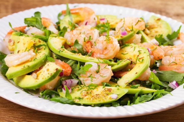 Salada de camarão, abacate e pepinos