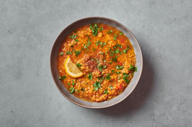 Sopa de lentilha vermelha mediterrânea com tomate