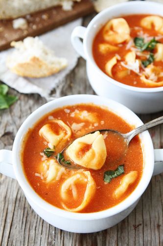 Sopa de tomate com tortellini