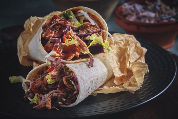 Wraps com salada de repolho e carne desfiada