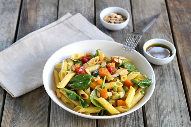 Salada de macarrão com vegetais crocantes e molho de curry picante!