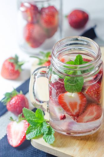 Água de morangos (detox water)