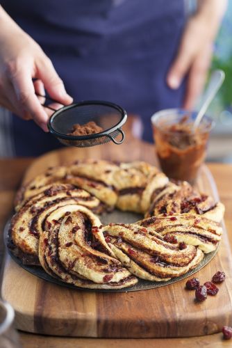 Brioche trançado com chocolate e cranberries