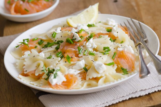 Salada de farfalle com salmão