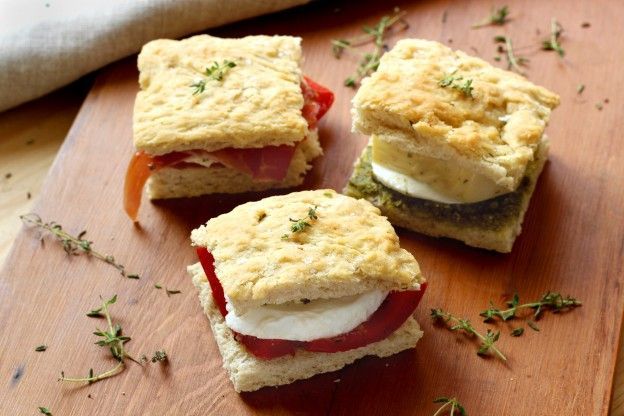 Mini sanduíches com focaccia italiana