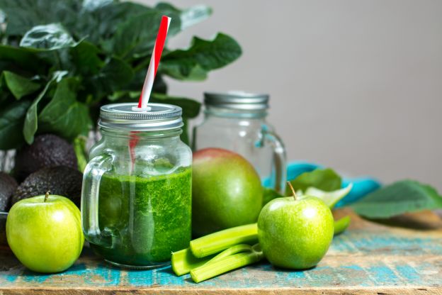 Couve, Salsa e Coco verde: Suco detox 