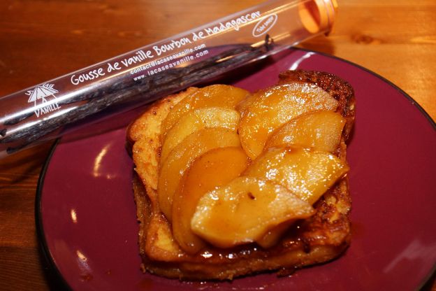 Rabanada com brioche e maçãs carameladas