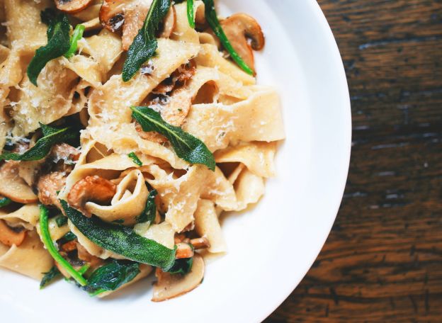 Tagliatelle na manteiga de sálvia com cogumelos