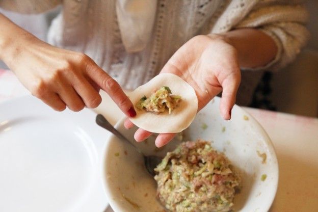 Começar a rechear os gyozas