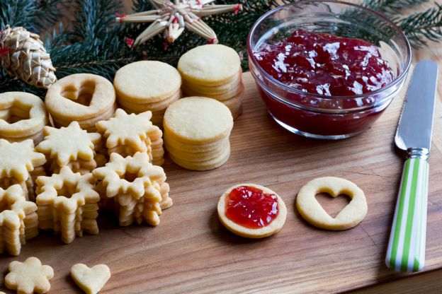 Biscoitos Linzer com coração de geleia