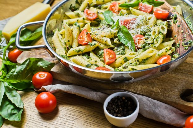 Penne com creme de espinafre e tomate fresco