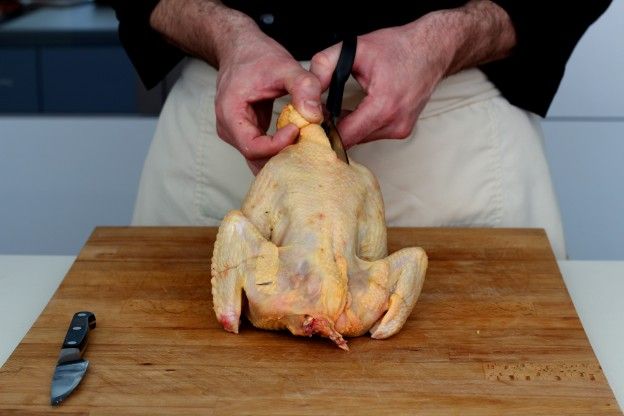 Cortar o frango no nível da coluna