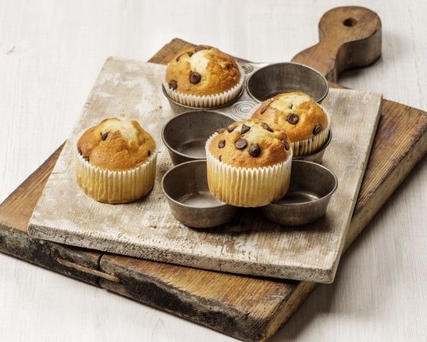 Os muffins com pepitas de chocolate amargo