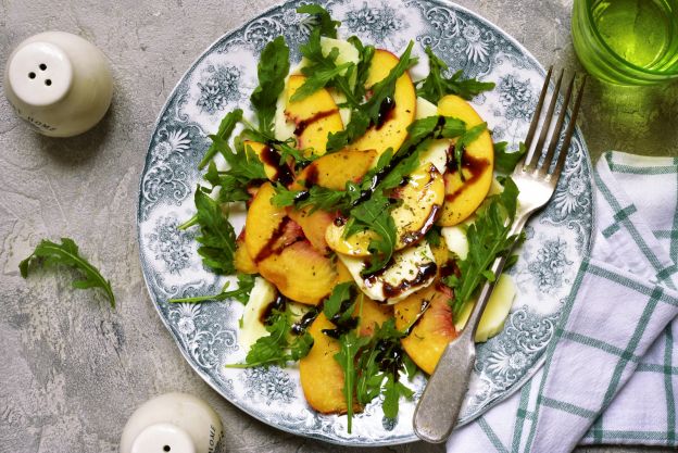 Salada integral com burrata e frutas