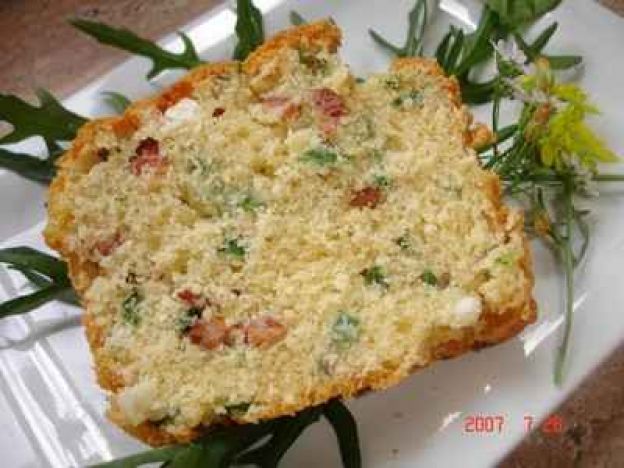 Cake com cebolinhas novas, bacon defumado e feta