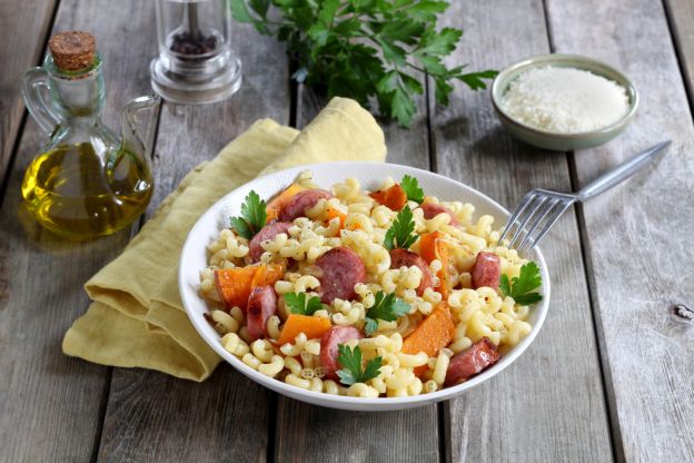 Massa com abóbora, linguiça calabresa e parmesão