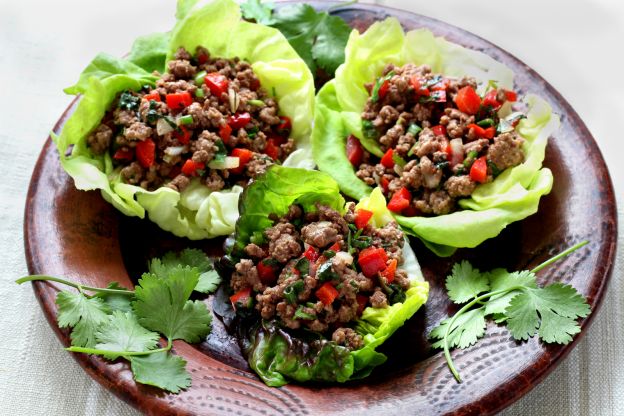 Carne salteada em conchas de alface