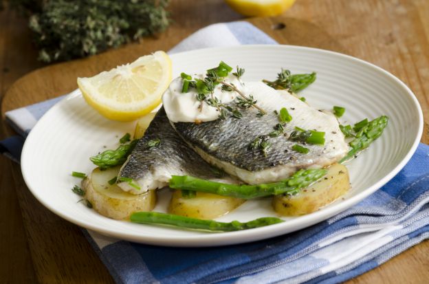 Peixe assado com batatas