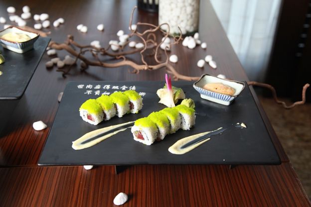 Untar o sushi com wasabi!