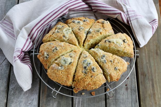 Scones de queijo com queijo azul levemente picante