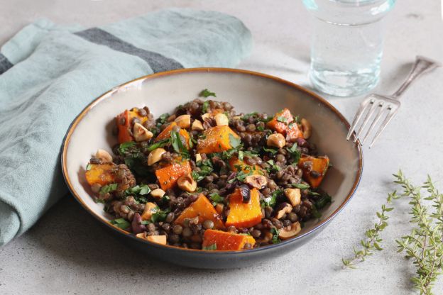 Salada de lentilha rica em proteínas com avelãs e abóbora