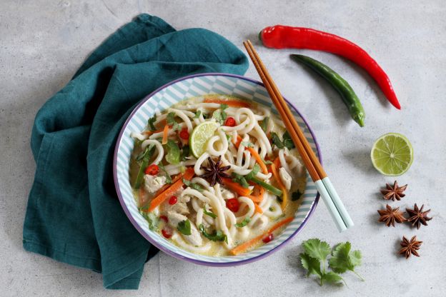 Sopa asiática com macarrão e frango