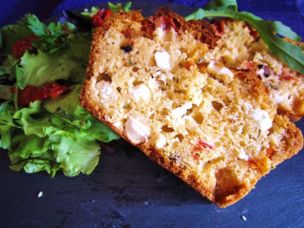 Cake de feta, azeitonas e tomates secos