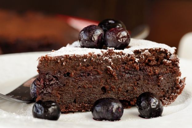 Bolo de chocolate com cerejas