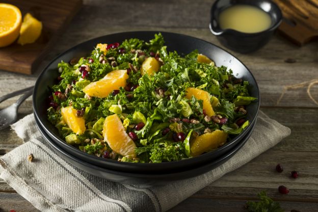 Salada de couve com vinagrete de laranja de frutas