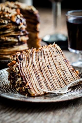 Torta de crepes com chocolate e avelãs