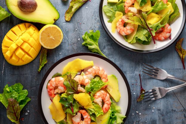 Salada de manga, abacate e camarão