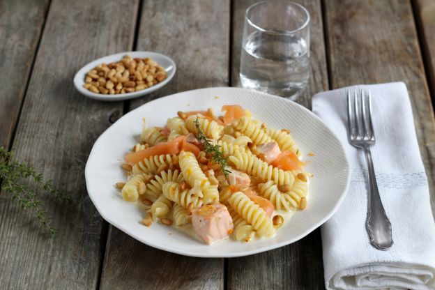 Fusilli com salmão, raspas de laranja e pinoli grelhado