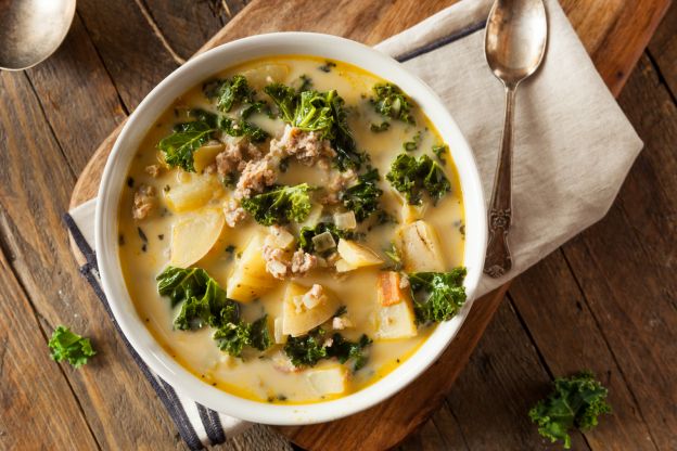 Sopa de couve e batata com carne picada