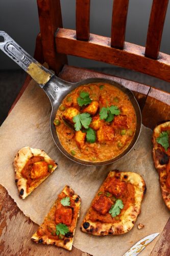 Pizza sobre pão naan