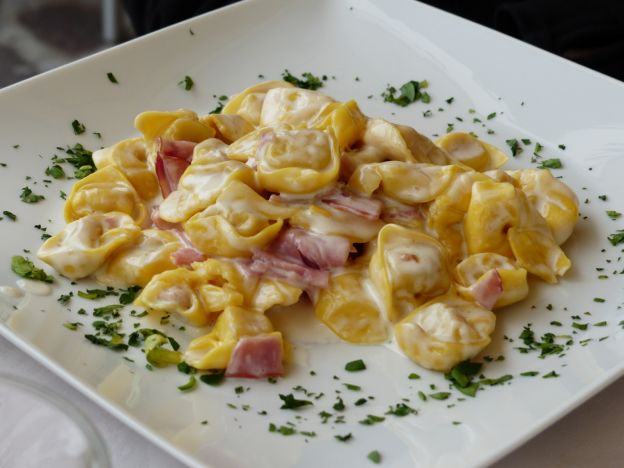 6. Tortellini panna e prosciutto