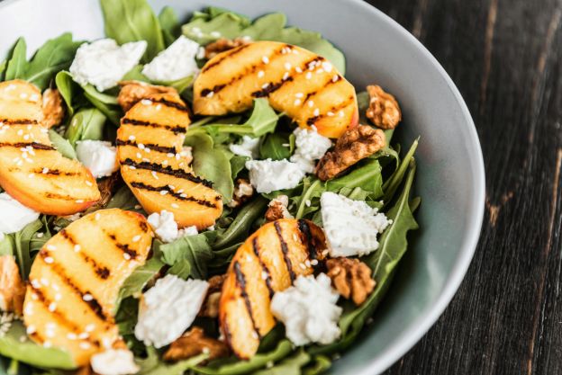 Salada de pêssegos e queijo feta