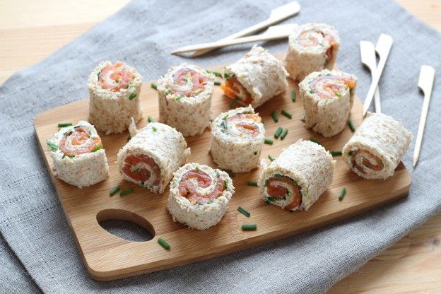 Rolinhos de pão com salmão e queijo