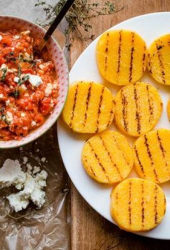 Polenta com molho de pimentão e feta