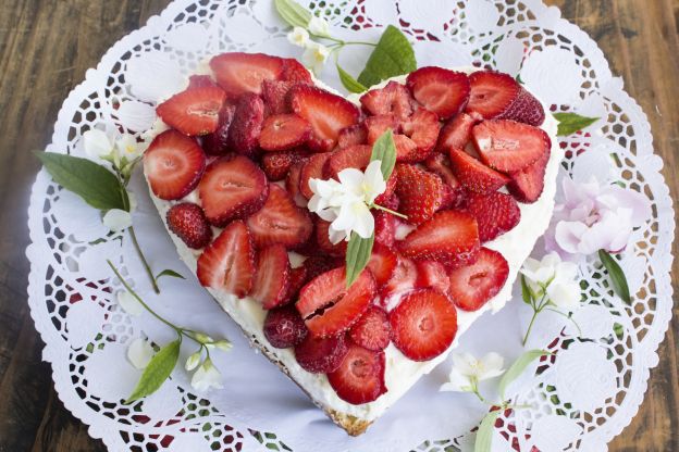 Bolo de coração com morangos e creme diplomático