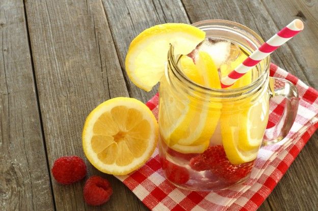 Detox waterde framboesas e limão