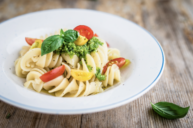 Macarrão com stracciatella de búfala, tomate cereja vermelho e amarelo