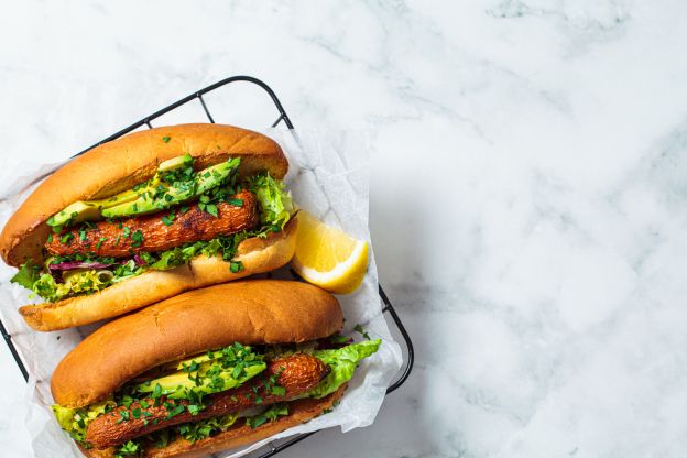 Cachorro quente vegetariano com cenoura